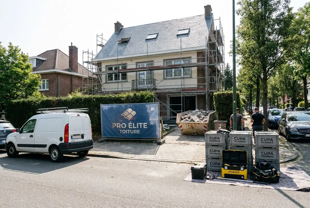 Maison uccloise sous échafaudage pendant la réfection complète de sa toiture en ardoise